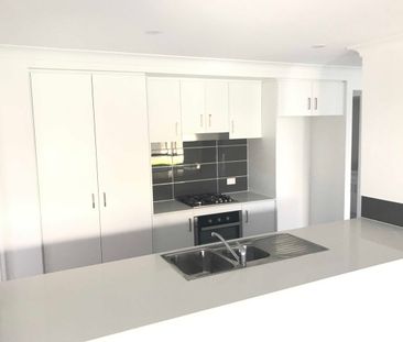 STUNNING 4 BEDROOM FAMILY HOME IN BLOOM ESTATE COOMERA - Photo 5