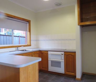 Neat one bedroom flat close to all amenities - Photo 2