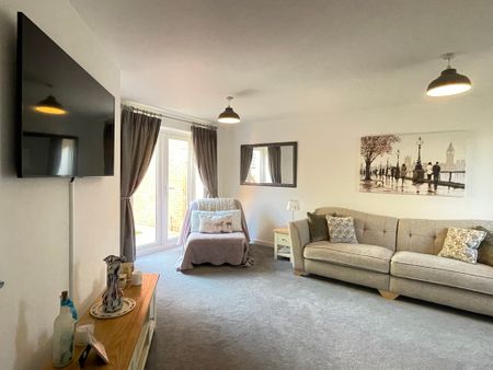 3 bedroom detached to let - Photo 2
