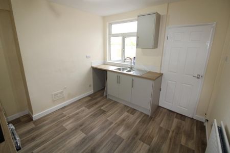 2 bedroom semi-detached house to rent - Photo 4