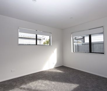 Near New Spacious 2 Bedroom Townhouse! - Photo 2
