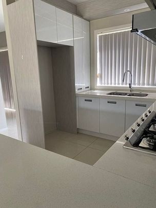 Stylish 4BR Townhouse in Flat Bush - Photo 1