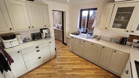 3 bedroom detached house to rent - Photo 3