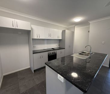 Modern 3 Bedroom Home + Ensuite - Photo 5