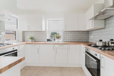 1 bedroom in a house share to rent - Photo 4