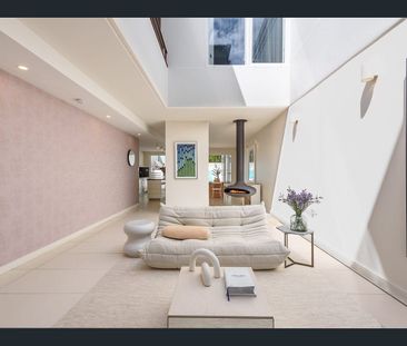 Large luxury resort style family home with pool - Photo 3