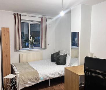 1 bedroom in a house share to rent - Photo 1
