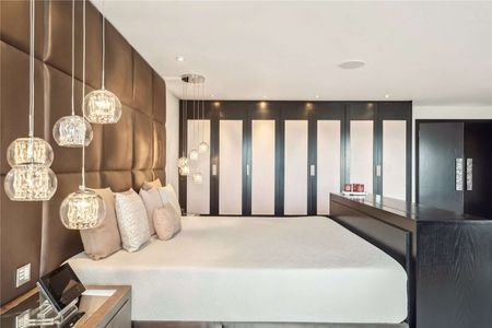 4770 square feet of beautiful light-filled space in this three floor flat by Hyde Park. The property comprises: exquisitely finished kitchen/breakfast room, generously sized reception room, - Photo 5