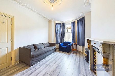 4 bedroom House To Let - Photo 2