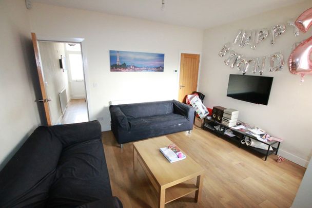 6 Bed Terraced House, Norris Road, RG6 - Photo 1