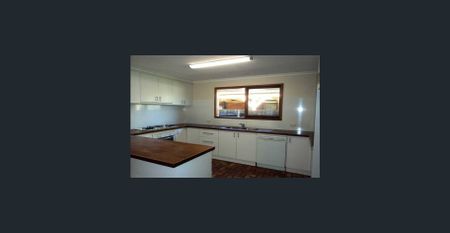 FAMILY HOME CLOSE TO SCHOOL - 6 MONTH LEASE - Photo 4