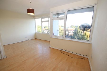 3 bedroom Flat to let - Photo 2