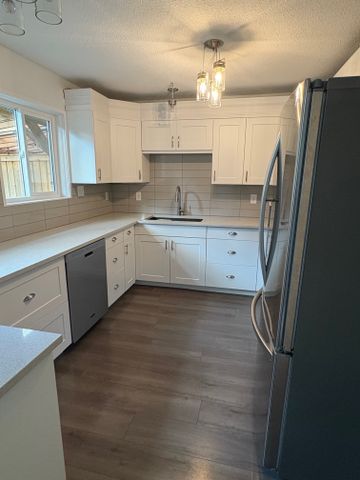 Cozy 3 bedroom, 2.5 bath in Chemainus - Photo 4