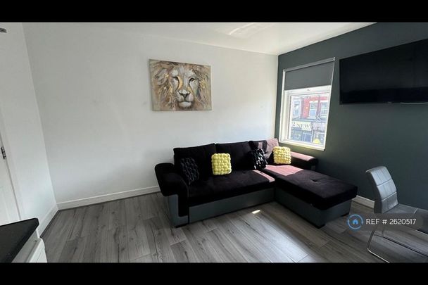 4 bedroom flat to rent - Photo 1