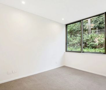 Stylish and Luxurious One Bedroom Apartment with Separate Study - Photo 3