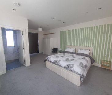 4 bedroom terraced house to rent - Photo 5