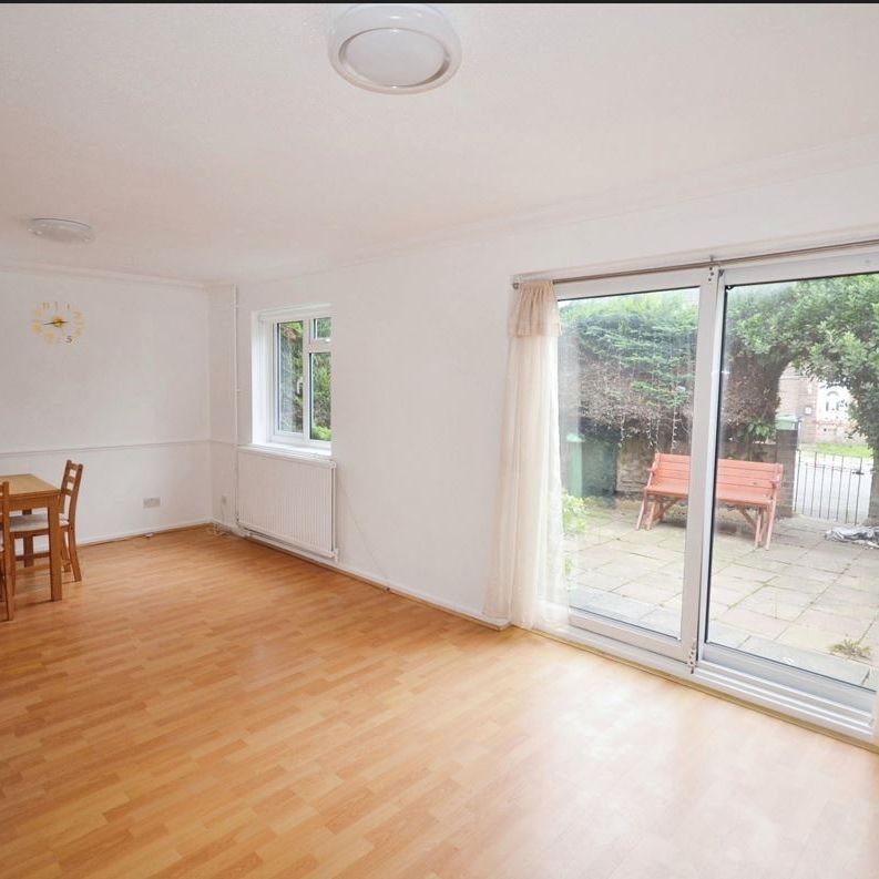 Amberley Road, Slough, SL2 - Photo 1