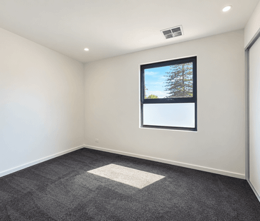 Brand-New Designer Townhouse – 4 Bedrooms, Double Garage & Solar - Photo 2
