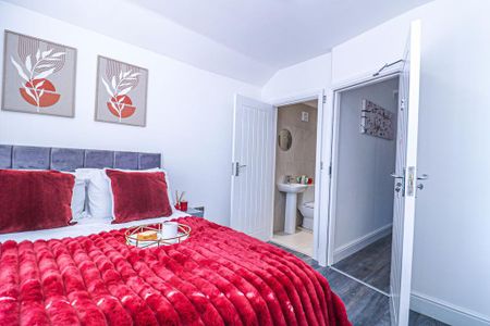 1 bedroom in a house share to rent - Photo 2