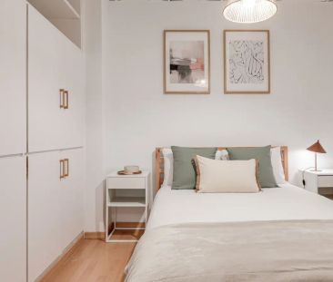 Room in a shared 10-bedroom apartment for rent in la Dreta de l'Eixample perfect for professionals. - Foto 5