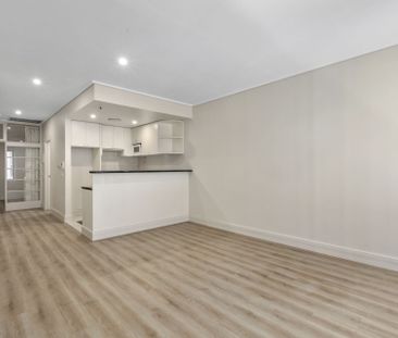 Stylish Inner-City Apartment Opposite Fawkner Park - Photo 1