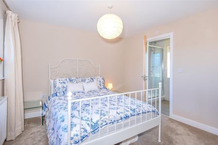 4 bedroom detached house to rent - Photo 2