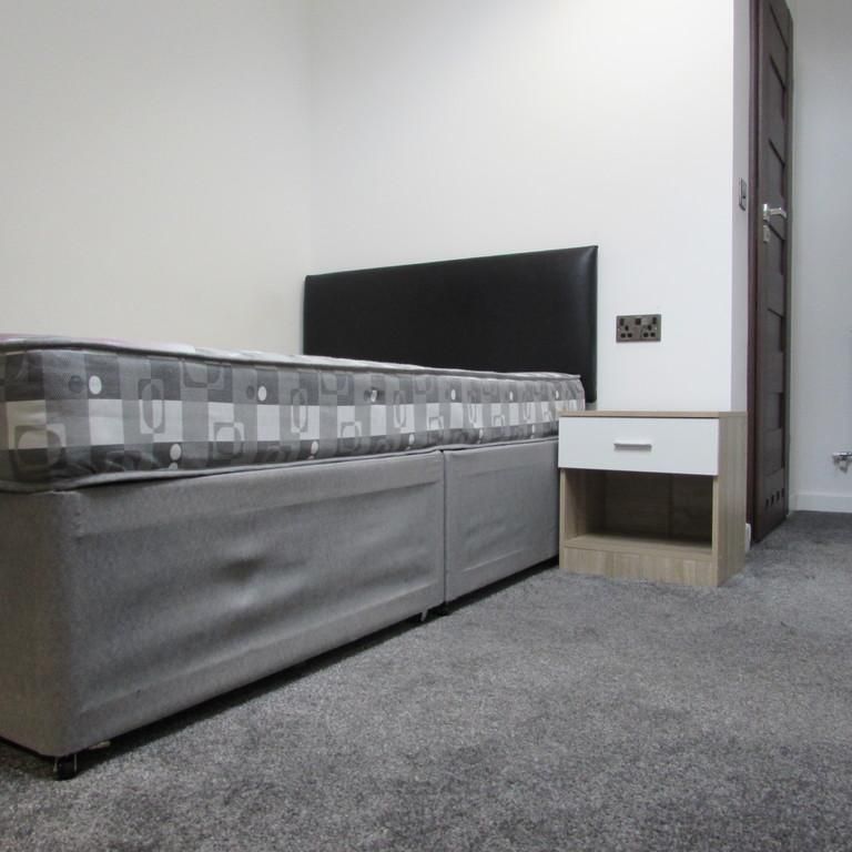 6 bedroom terraced house to rent - Photo 1
