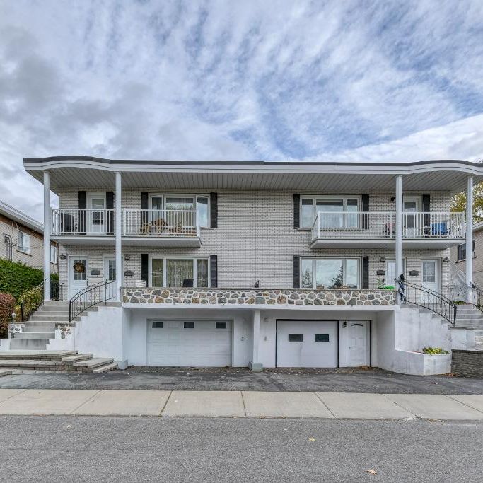 Très grand 3 1/2 , au demi-sous-sol d'un duplex dans emplacement très recherché - Photo 1