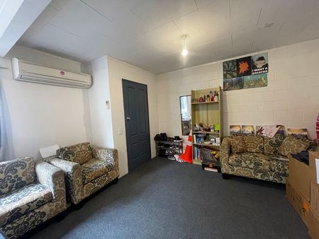 Modern student flat handy to campus - Photo 3