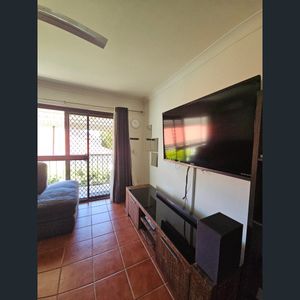 Quiet and Secure 2 Bedroom Unit-Biggera Waters - Photo 2