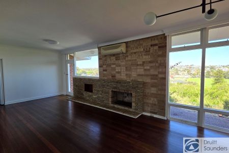 Coastal Living with Stunning Parkland Views HOME OPEN MONDAY 19 JANUARY AT 10.00AM SHARP! - Photo 4