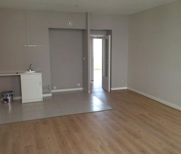Location Appartement 4 pièces 77m² LYON 7ème - Photo 2