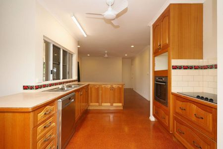 Spacious Family Home with Elevated Views in White Rock – Available 11 September - Photo 3