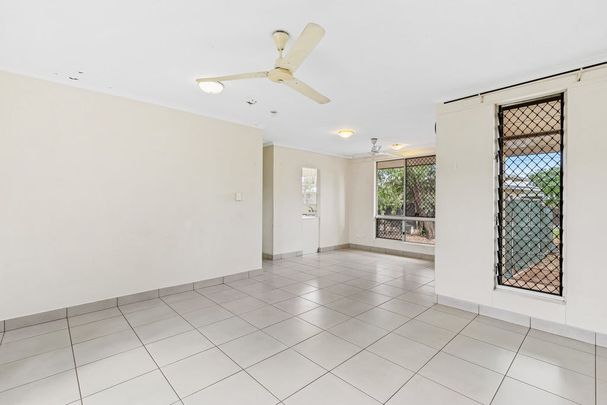 SPACIOUS HOME WITH LARGE FENCED YARD – CONVENIENT LOCATION! - Photo 1