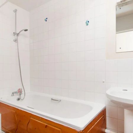 2 bedroom flat in London - Photo 4