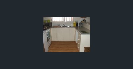 Large two bedroom home in quiet culdesac - Photo 2