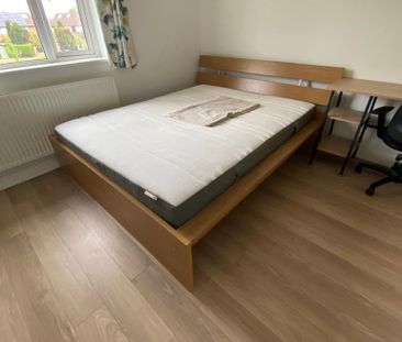 1 bedroom in a flat share to rent - Photo 2