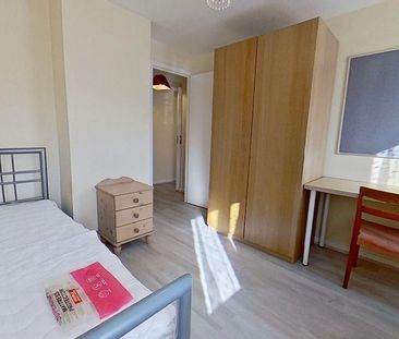 4 bedroom semi-detached house to rent - Photo 5