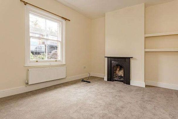 An attractive Victorian property located in the heart of the village of Pontrilas boasting a modern renovation complimenting period features from the original b - Photo 1