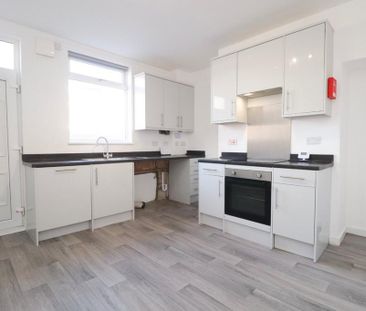 4 bedroom end of terrace house to rent - Photo 1