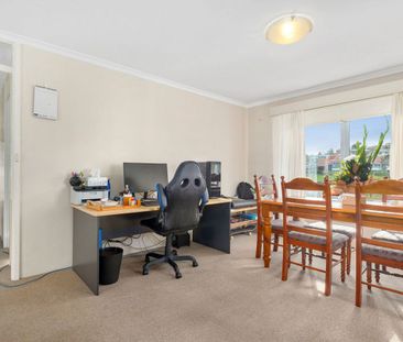 Two bedroom apartment with great views - Photo 3