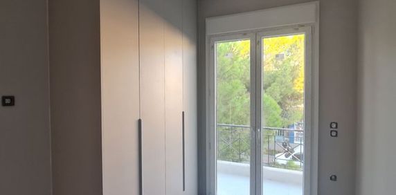 Ριζικά Ανακαινισμένο Διαμέρισμα 80 τ.μ. στην Αγία Βαρβάρα με 3 Καινούργια Κλιματιστικά, Θέα & 2 Λεπτά από το Μετρό, € 830, 80 τ.μ. - Φωτογραφία 2