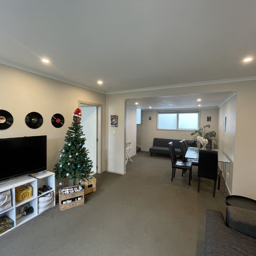 Modern 5-Bedroom Kelburn Living – Ideal for Families or Groups - Photo 1