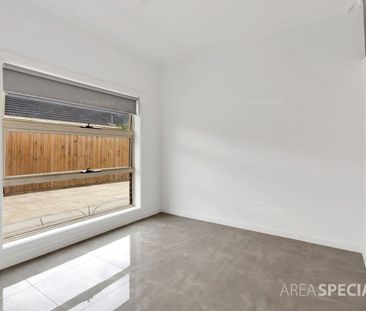 Modern & Spacious Townhouse in Central Cranbourne! - Photo 2