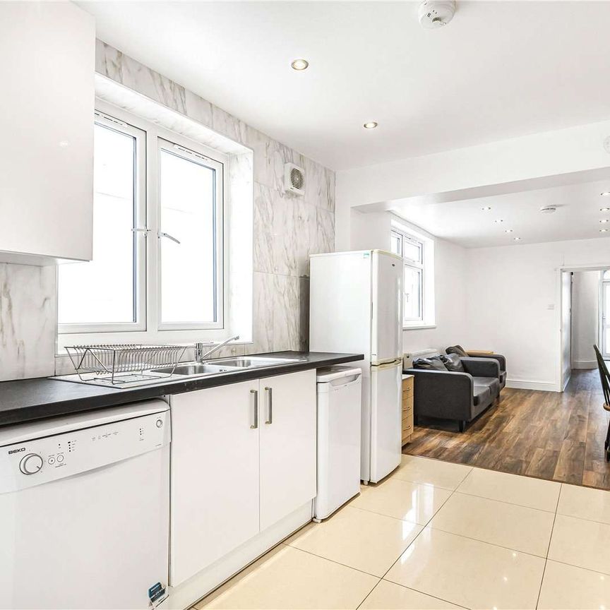 Beautiful five bedroom terraced house in a great location. - Photo 1
