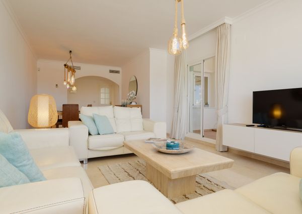 Stylish 3 bedroom flat with sea views in Elviria Marbella