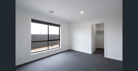 Modern home, offering comfortable living with low maintenance - Photo 2