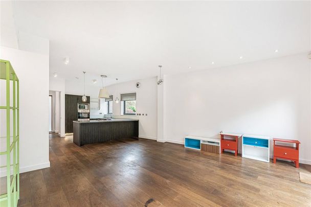 3 bedroom mews to rent - Photo 1