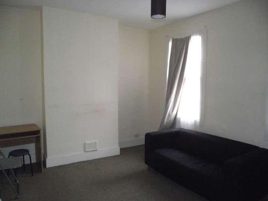 First Floor Flat, Samson Street, Plaistow, London, E13 - Photo 1