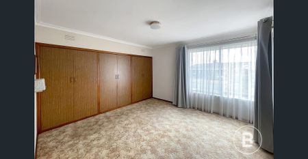 IMMACULATE FAMILY HOME WITH WORKSHOP IN A PRIME LOCATION - Photo 4